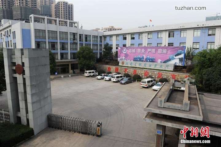 長(zhǎng)沙市坪塘勞動(dòng)教養(yǎng)管理所采購(gòu)我公司定制生產(chǎn)的11KW二用一備自來(lái)水加壓泵站一套，本設(shè)備供水范圍為5公里，供水人數(shù)為3600人，目前本自來(lái)水加壓泵站運(yùn)行平穩(wěn)，高效節(jié)能，受到了管理所的一致好評(píng)！